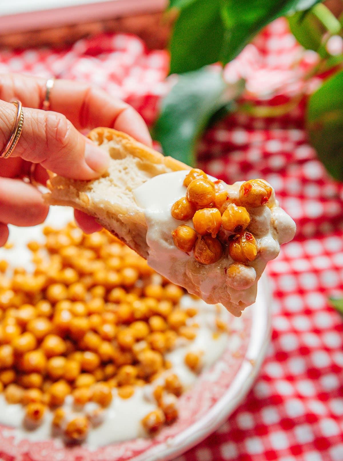 Brotstück mit Hot Honey Kichererbsen und Feta-Dip.