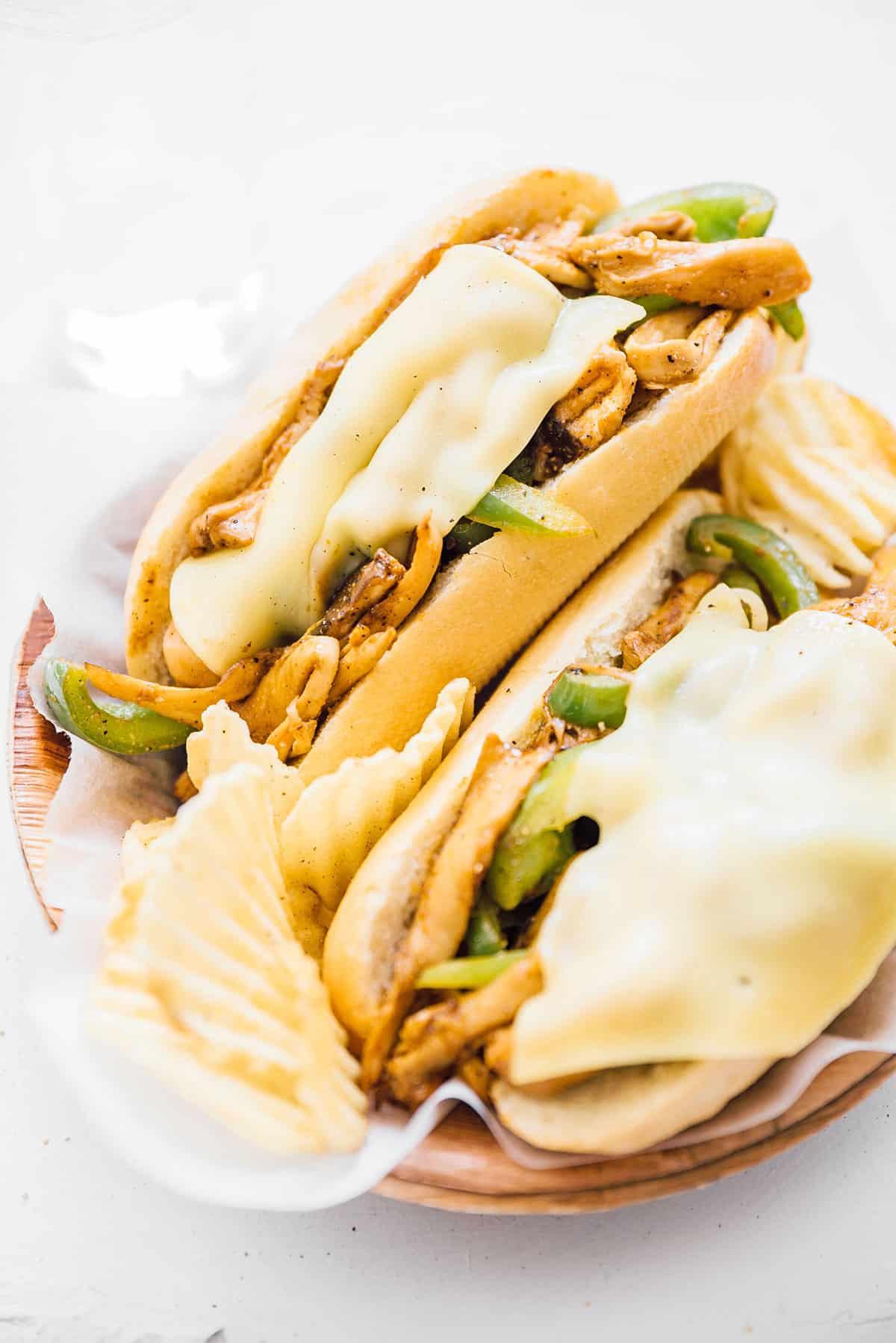 Vegetarisches Philly Cheesesteak mit zerzupften Pilzen 2 Vegetarisches Cheesesteak mit Pilzen und geschmolzenem Käse auf einem Brötchen.