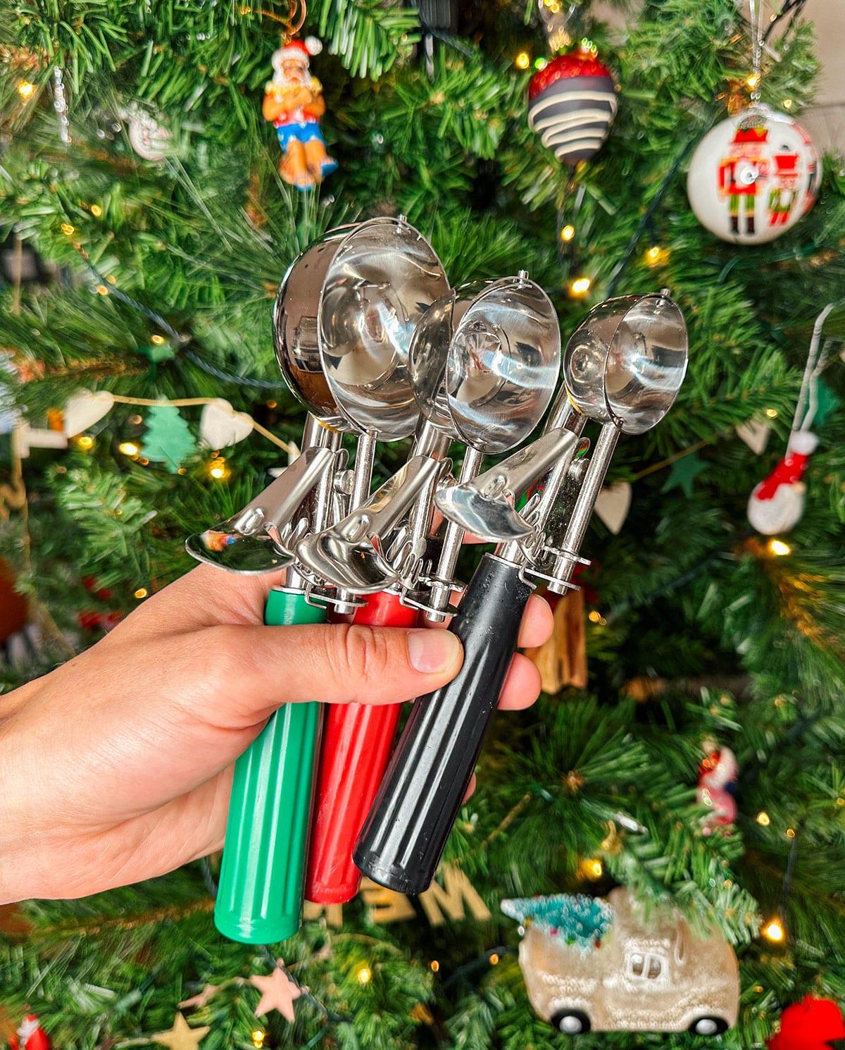 47 Geschenkideen für Feinschmecker 11 Verschiedene Portionierlöffel als Geschenk vor einem Weihnachtsbaum.