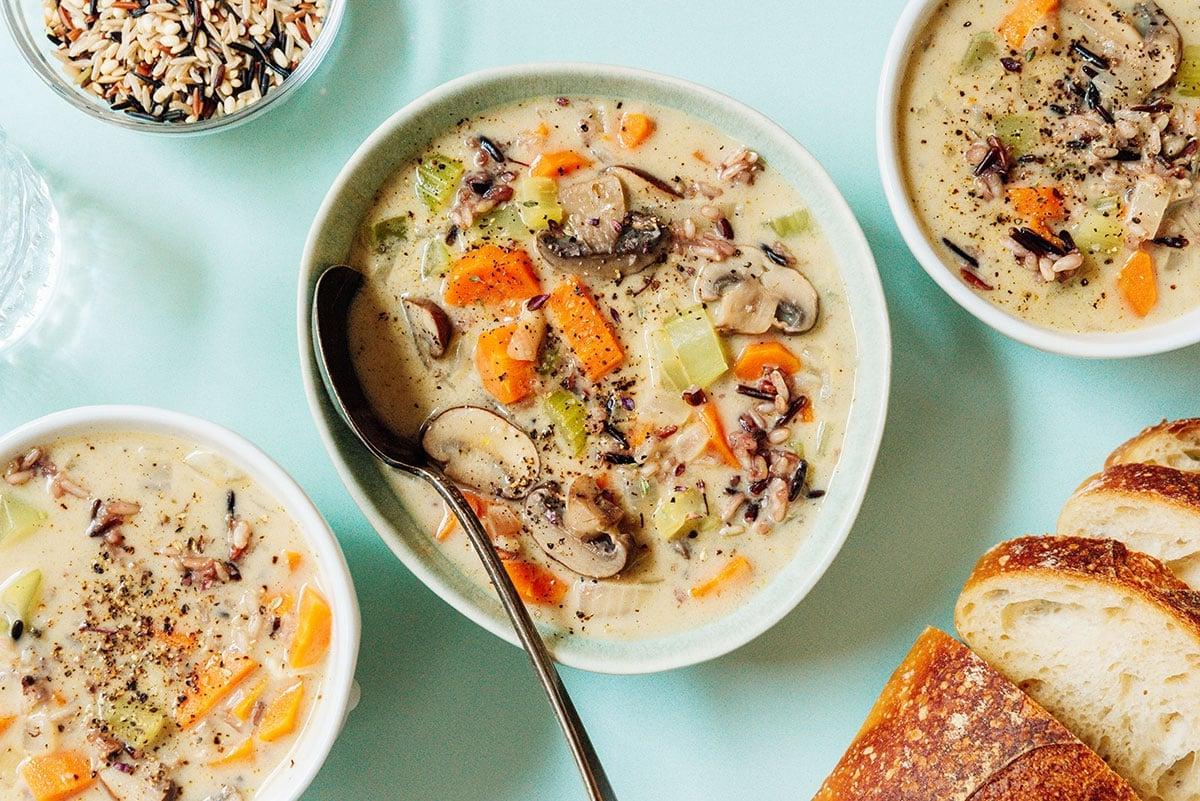 Eine Schüssel Wildreissuppe mit einem Löffel.