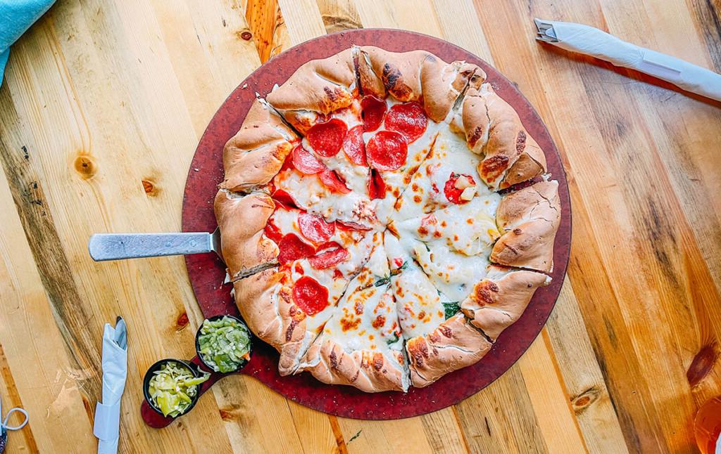 Plausch: April 2021 12 Eine Pizza von Beau Jo's mit Honig