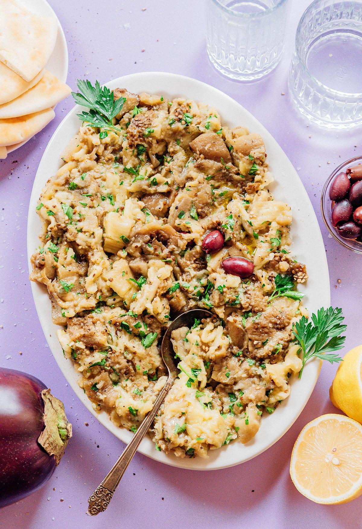 Griechischer Auberginen-Dip (Melitzanosalata) 14 Ein Metalllöffel in einer großen Schüssel Melitzanosalata.