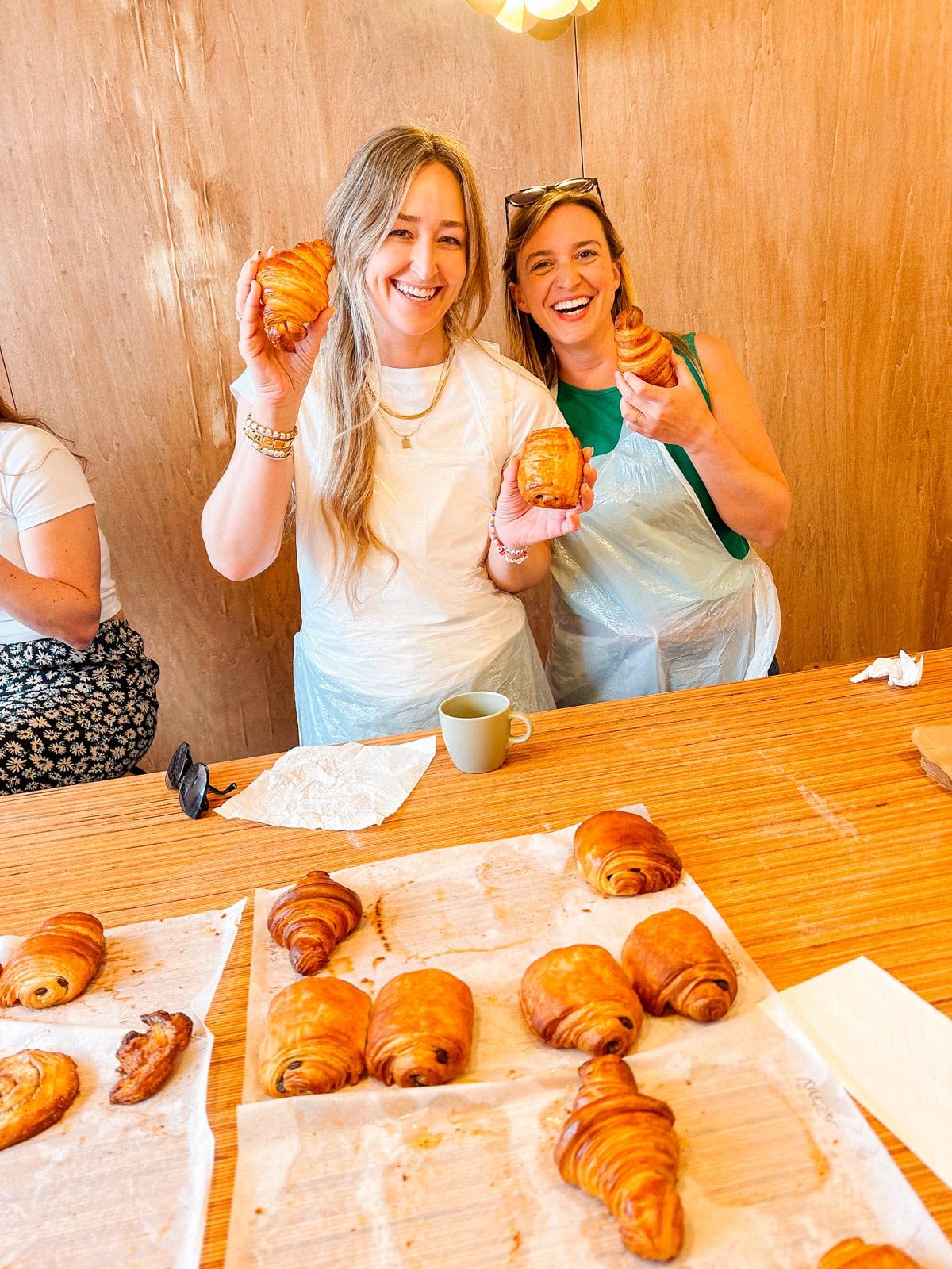 Ein Feinschmecker in Frankreich 15 Teig falten und ausrollen beim Croissant-Backkurs, Hände bei der Arbeit.