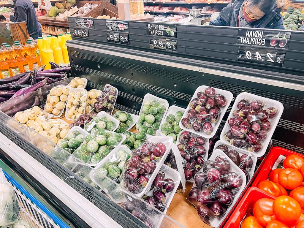 Plausch: April 2021 16 Auswahl an Auberginen in einem asiatischen Supermarkt