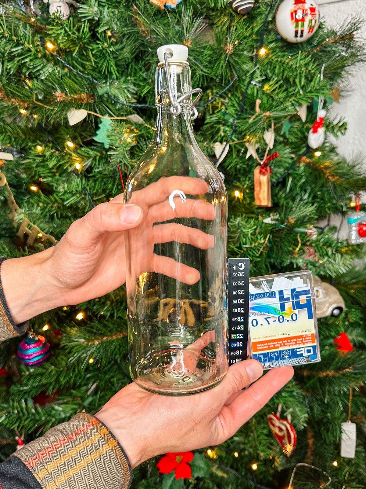 47 Geschenkideen für Feinschmecker 17 Zubehör für die Kombucha-Herstellung als Geschenk vor einem Weihnachtsbaum.