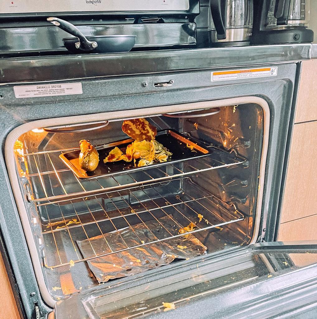 Plausch: April 2021 18 Reste einer explodierten Aubergine im Ofen