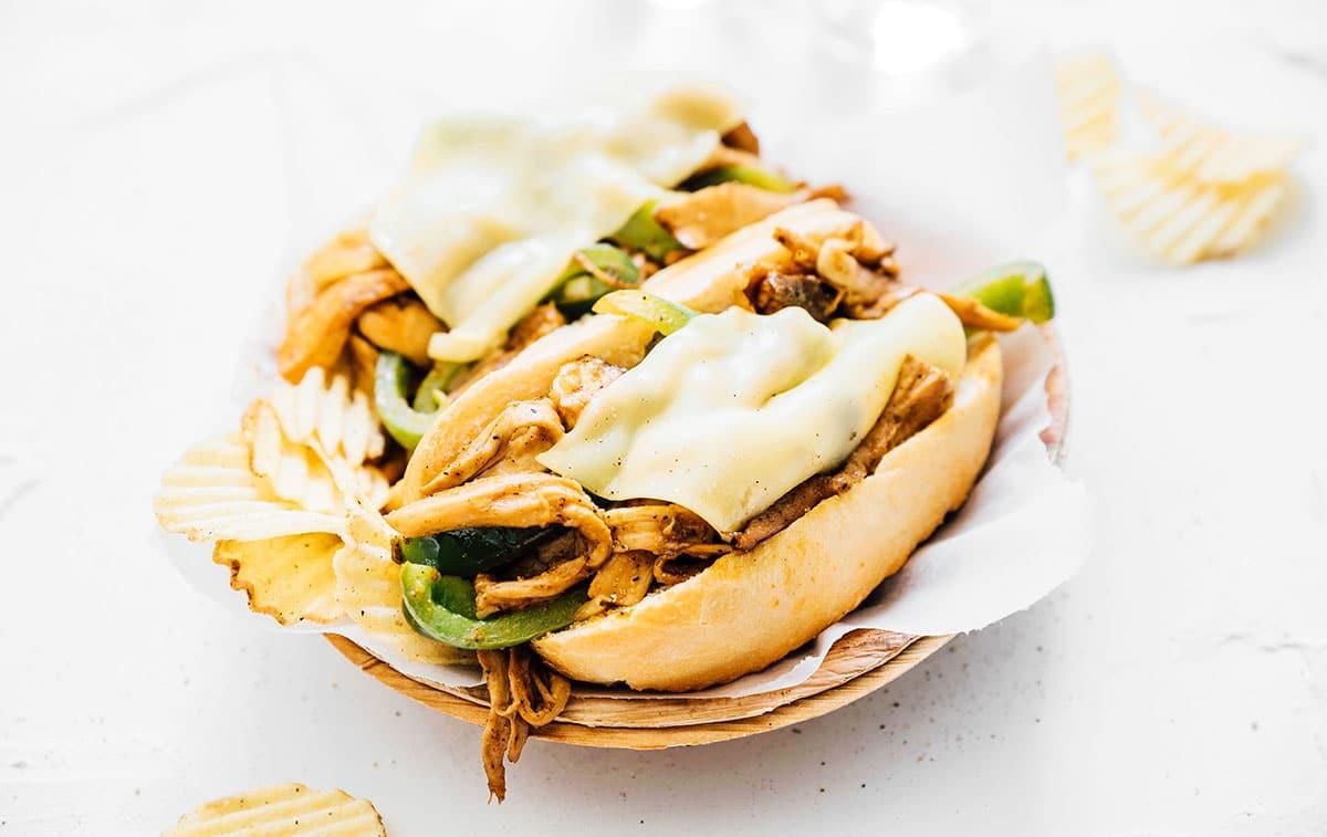 Vegetarisches Philly Cheesesteak mit zerzupften Pilzen 3 Vegetarisches Philly Cheesesteak, nahaufnahme, mit geschmolzenem Käse und Pilzen.