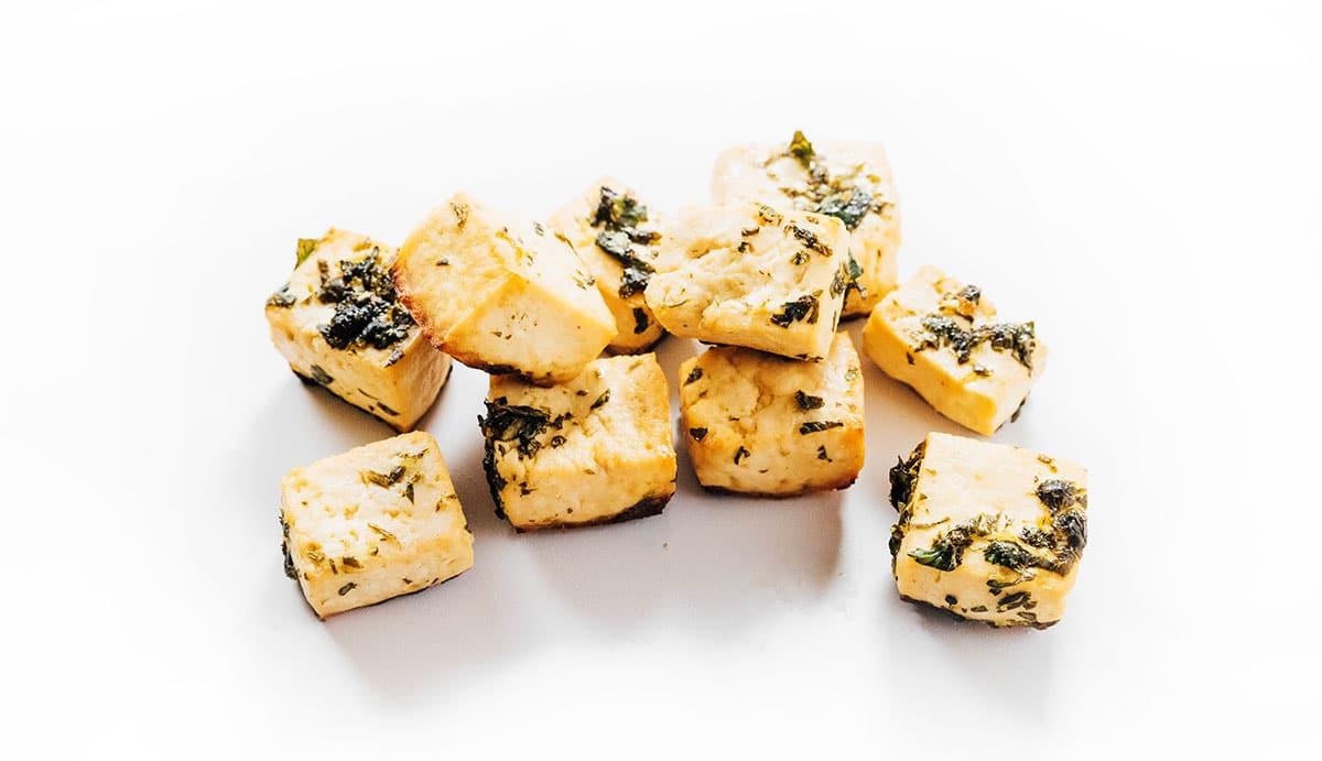 Wie man Tofu mariniert (8 Geschmacksrichtungen!) 30 Gebackene Tofu-Würfel mit Koriander-Limetten-Marinade.