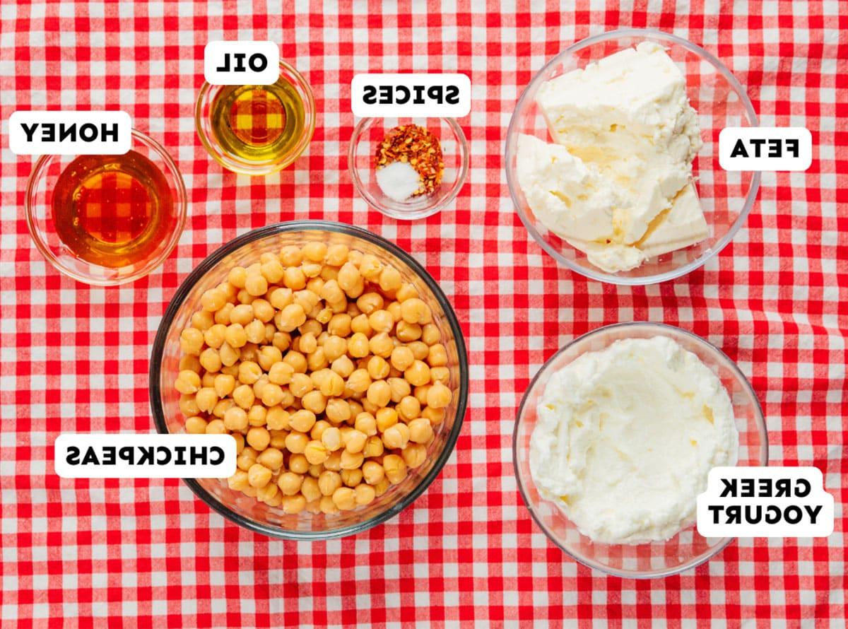 Für Hot Honey Kichererbsen mit cremigem Feta-Dip benötigte Zutaten.