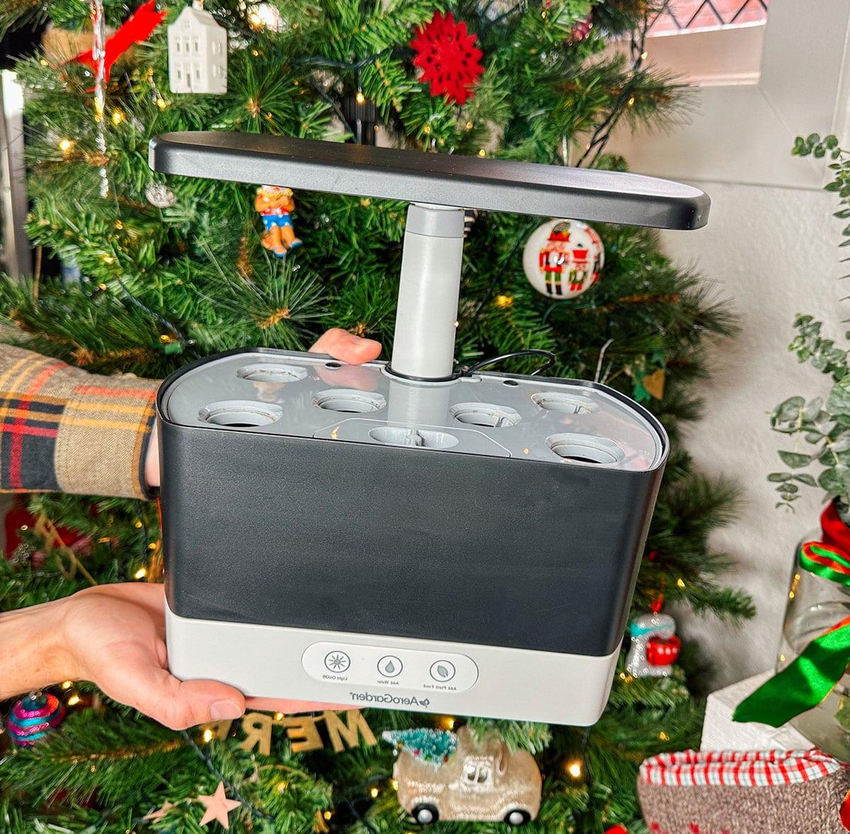 47 Geschenkideen für Feinschmecker 32 Ein AeroGarden Hydroponik-Garten als Geschenk vor einem Weihnachtsbaum.