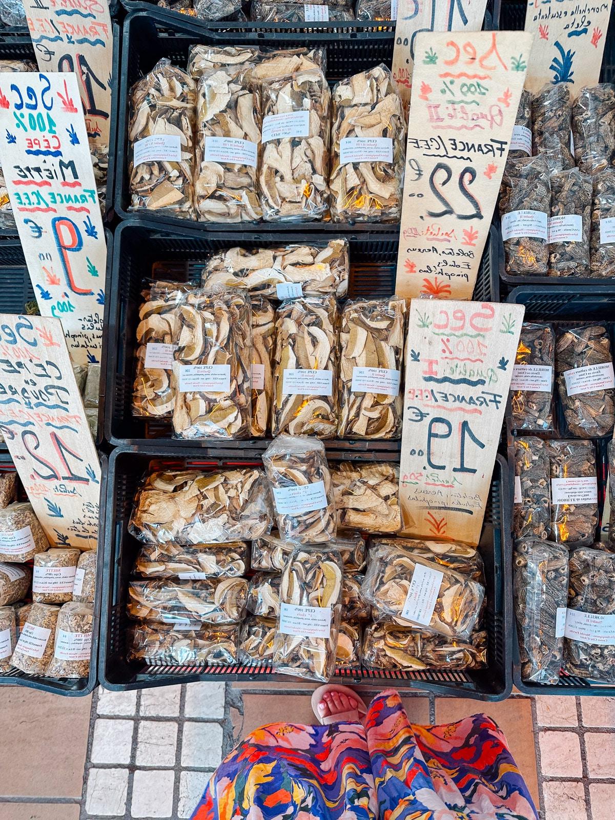 Ein Feinschmecker in Frankreich 35 Marktstand mit frischen Produkten und Gewürzen in großen Säcken.
