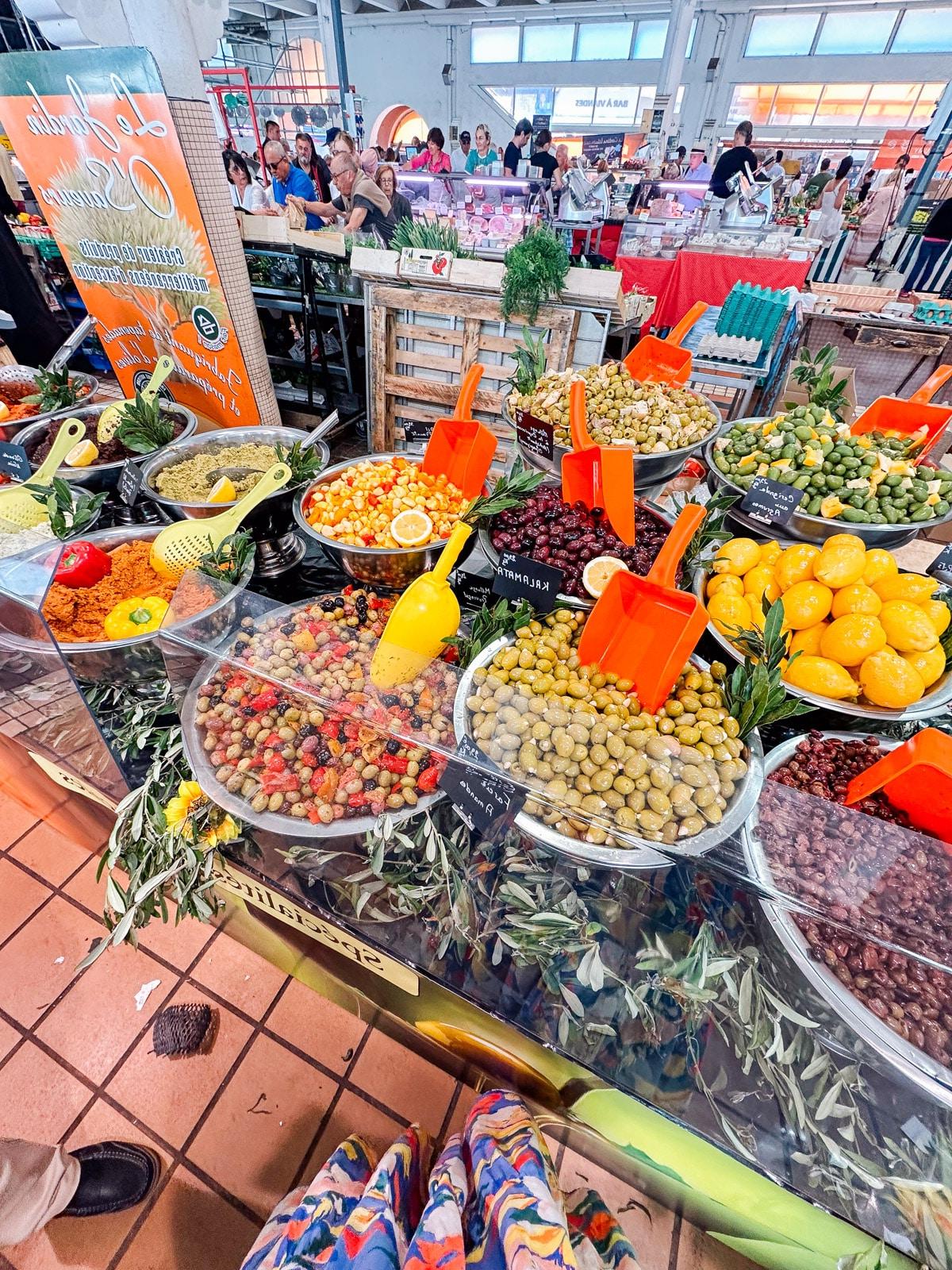 Ein Feinschmecker in Frankreich 36 Käseauslage auf einem französischen Markt, mit vielen verschiedenen Käsesorten.