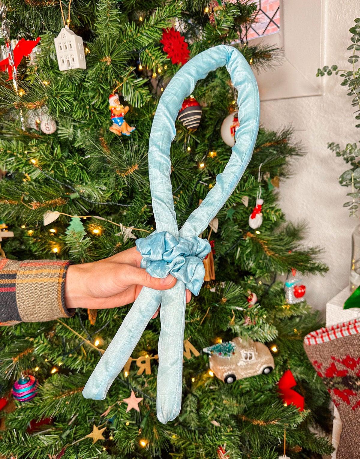 47 Geschenkideen für Feinschmecker 40 Hitze-freie Lockenwickler als Geschenk vor einem Weihnachtsbaum.
