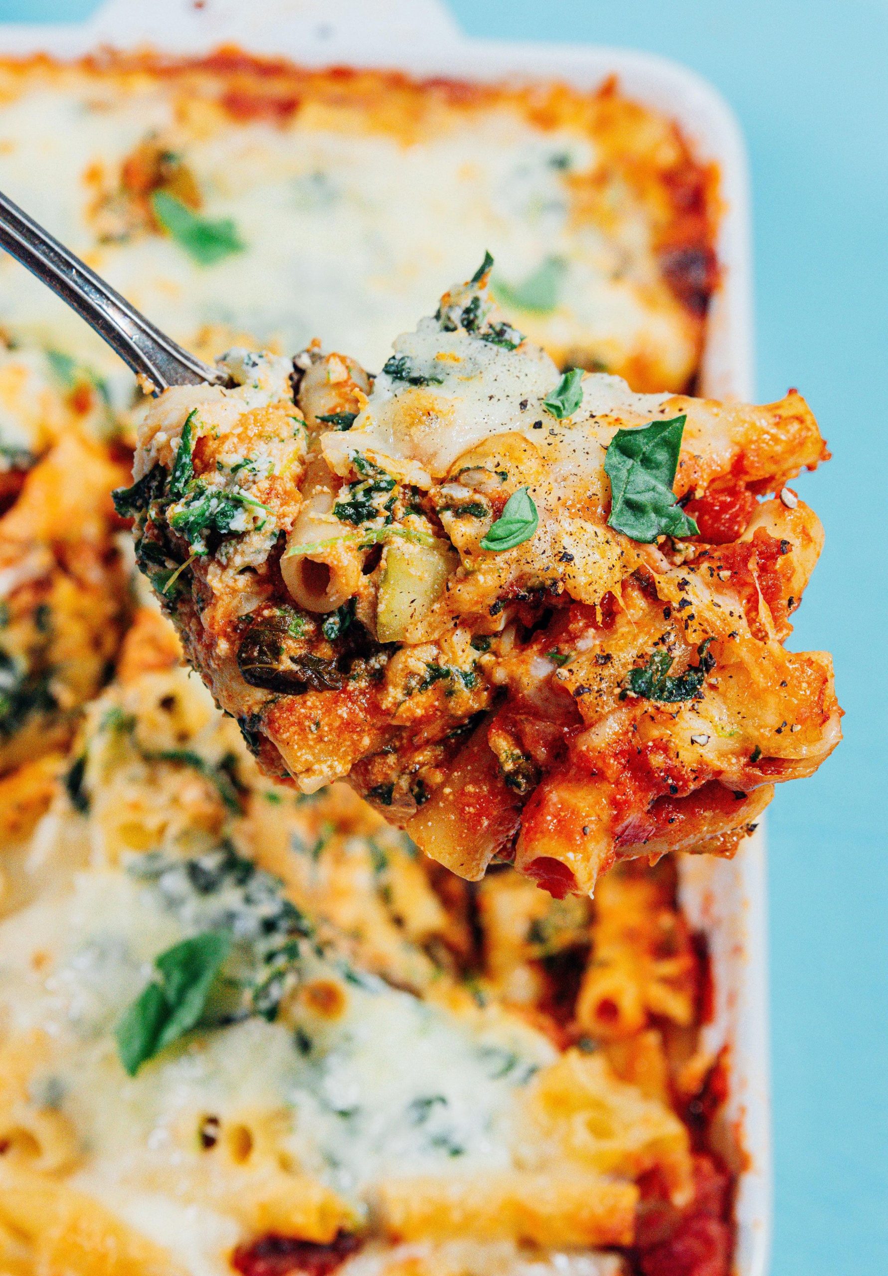 Gebackenes Ziti auf einem Servierlöffel.