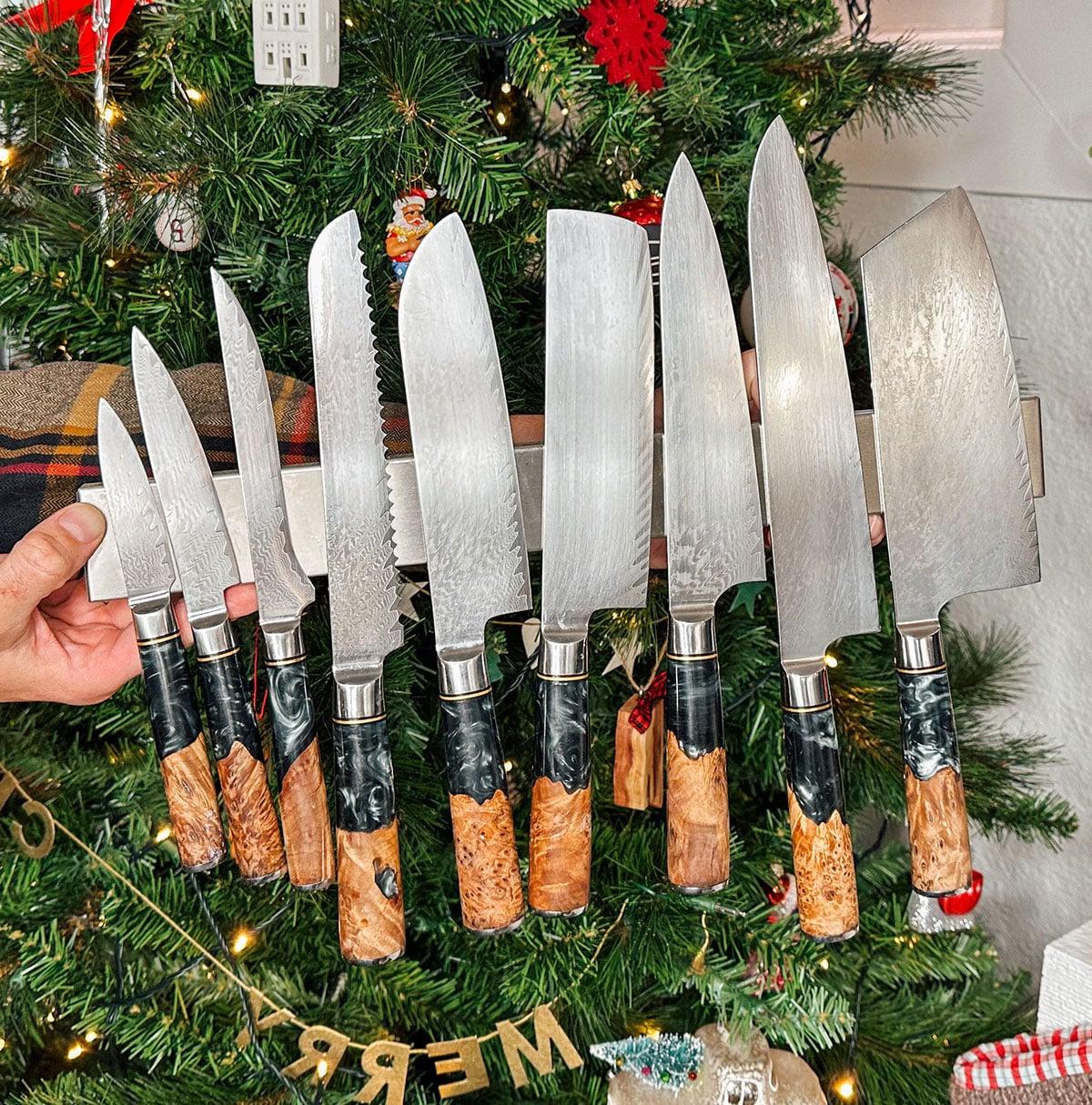 47 Geschenkideen für Feinschmecker 5 Eine magnetische Messerleiste am Kühlschrank als Geschenk vor einem Weihnachtsbaum.