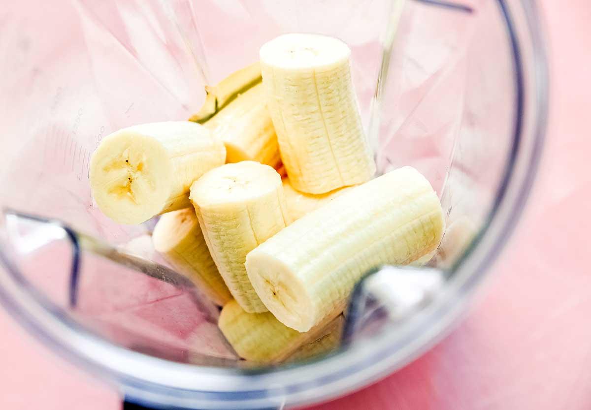 Bananen in einem Mixer.