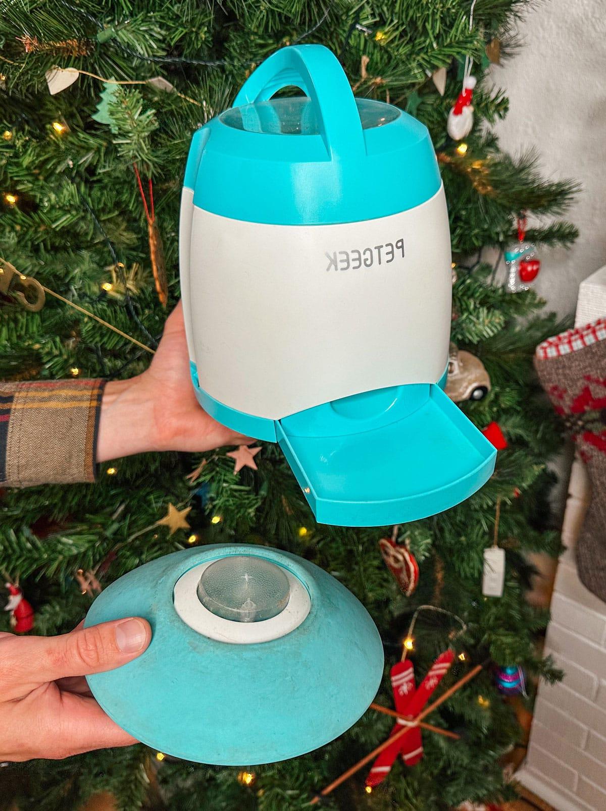 47 Geschenkideen für Feinschmecker 45 Ein Pet Geek Leckerli-Spender als Geschenk vor einem Weihnachtsbaum.