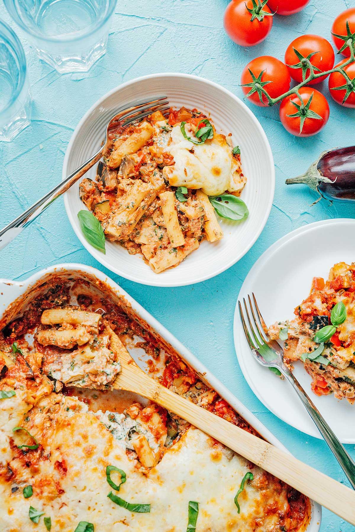 Zwei Schüsseln und eine Auflaufform, gefüllt mit gebackenem Ziti