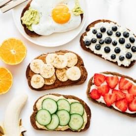 Ideen für gesunde Toast-Beläge auf weißem Hintergrund.
