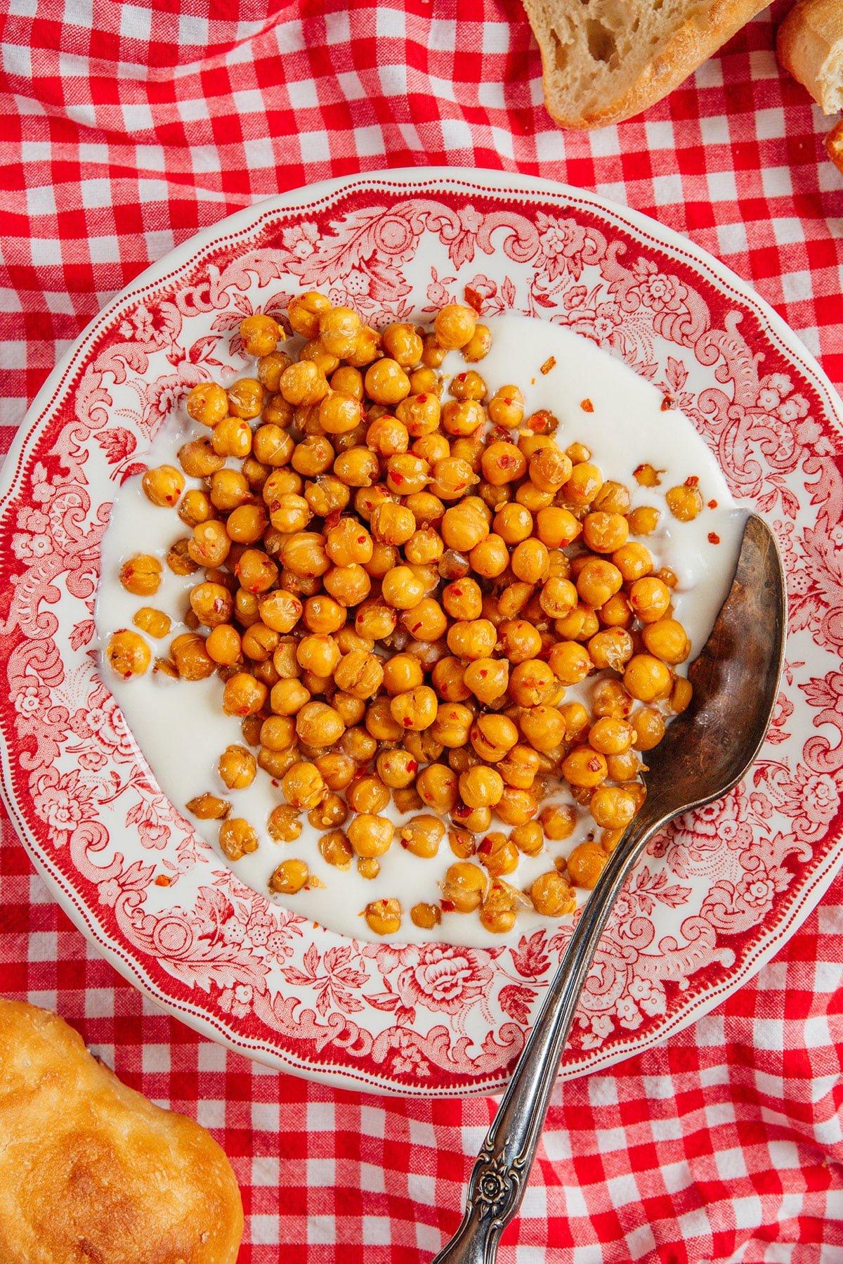 Hot Honey Kichererbsen mit cremigem Feta-Dip auf einer Servierplatte.