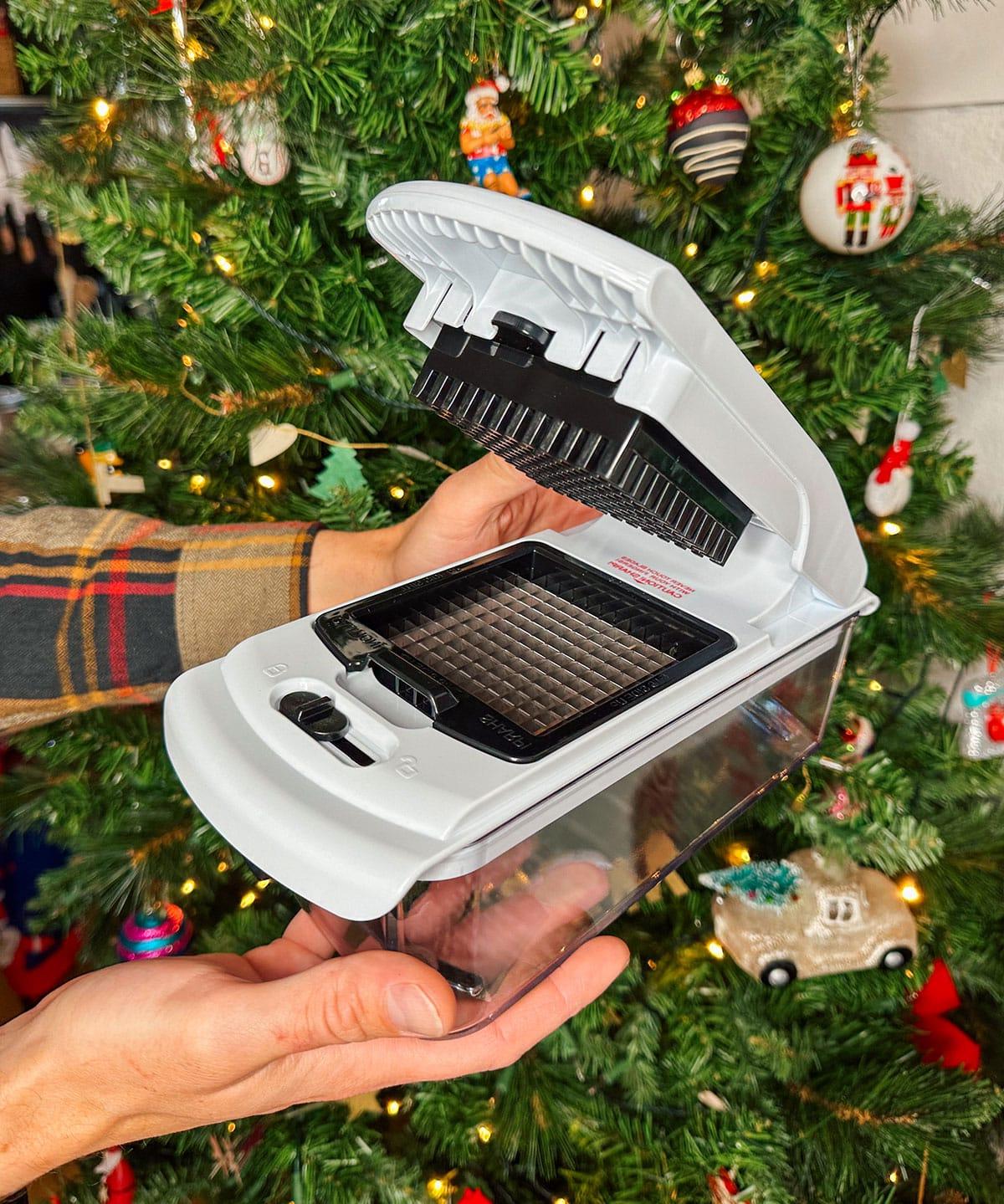 47 Geschenkideen für Feinschmecker 7 Ein praktischer Gemüseschneider als Geschenk vor einem Weihnachtsbaum.