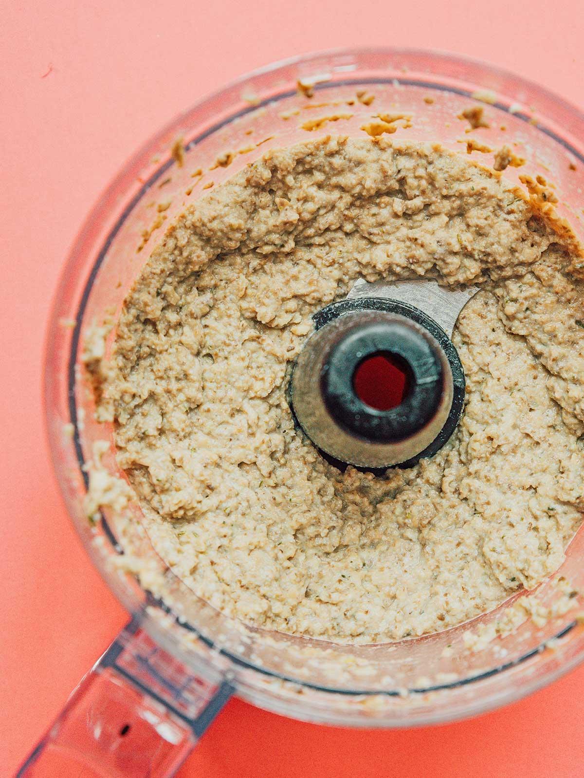 Eine Küchenmaschine gefüllt mit pürierten Zutaten für Pilzpastete