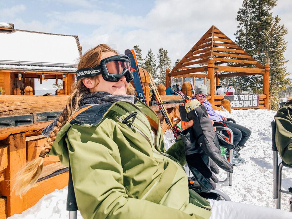 Plausch: April 2021 8 Nahaufnahme von Skiern im Schnee