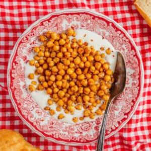 Hot Honey Kichererbsen mit cremigem Feta-Dip.