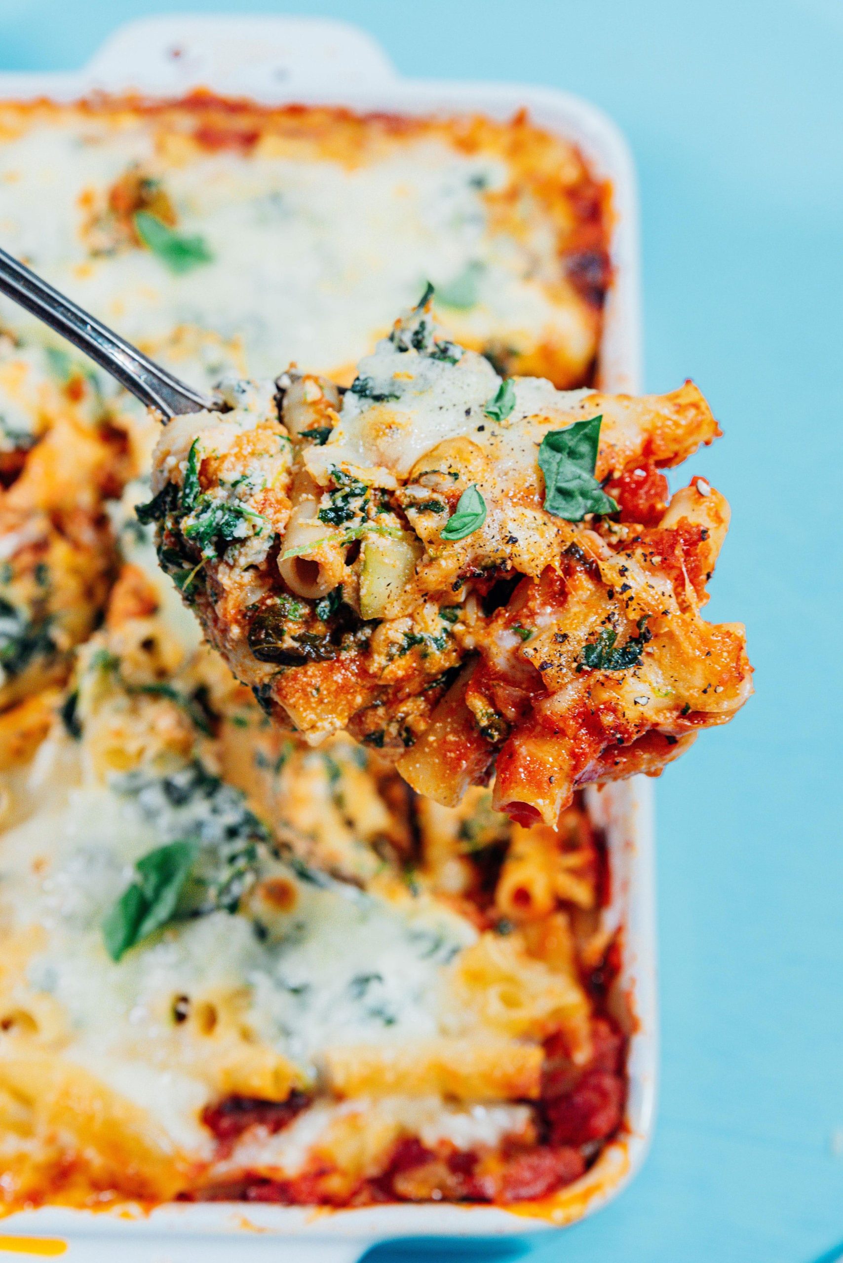 Gebackenes Ziti auf einem Servierlöffel.