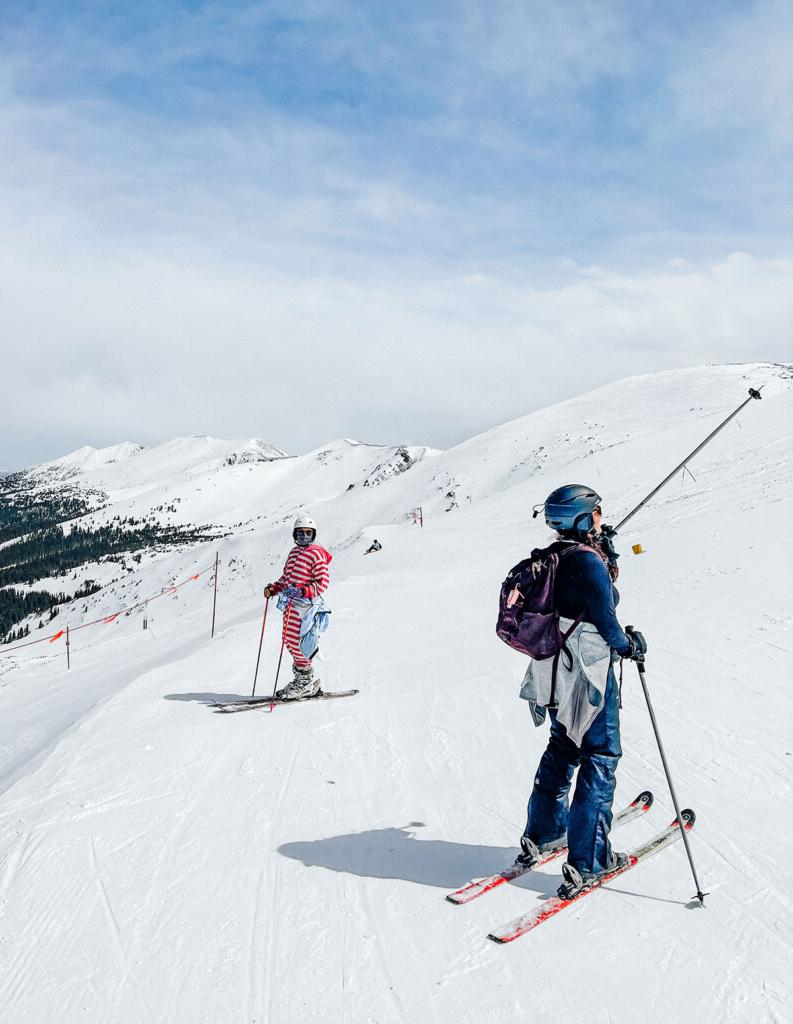Plausch: April 2021 9 Skifahrer fährt durch den Schnee