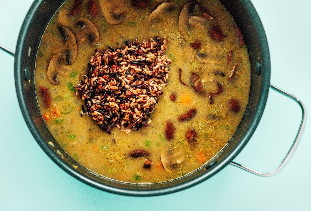Wildreissuppe in einem Topf