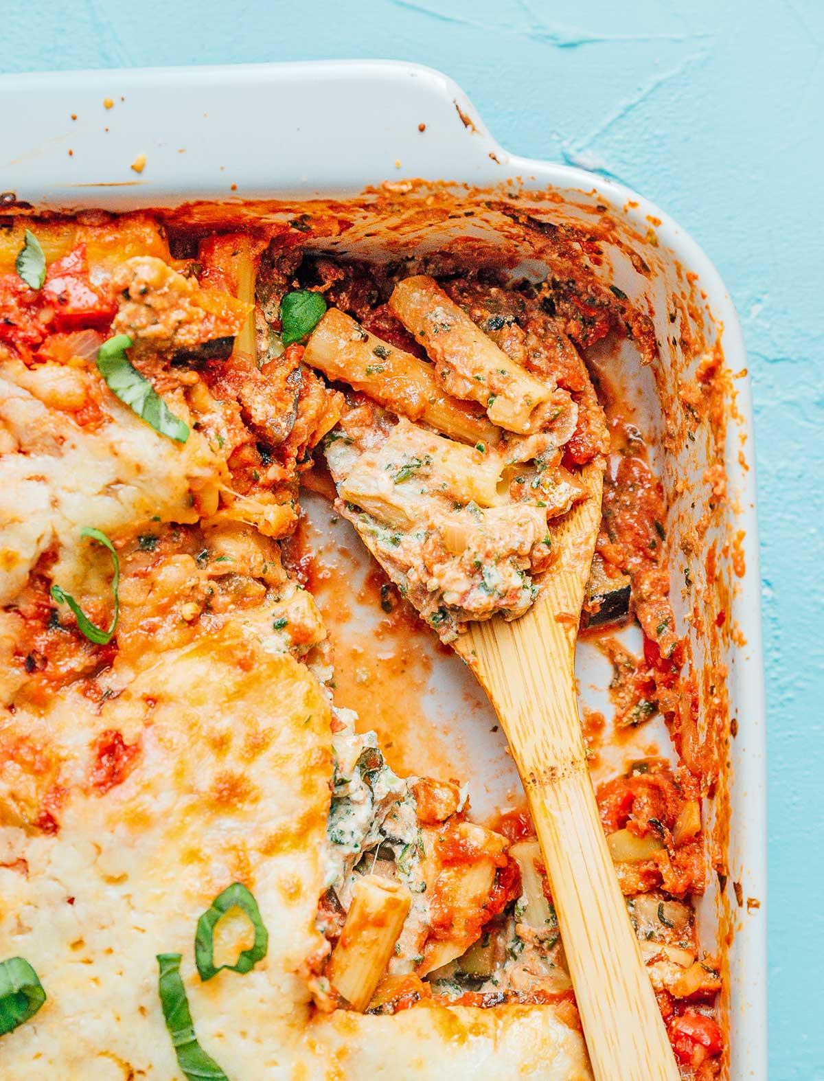 Eine Auflaufform, gefüllt mit gebackenem Ziti