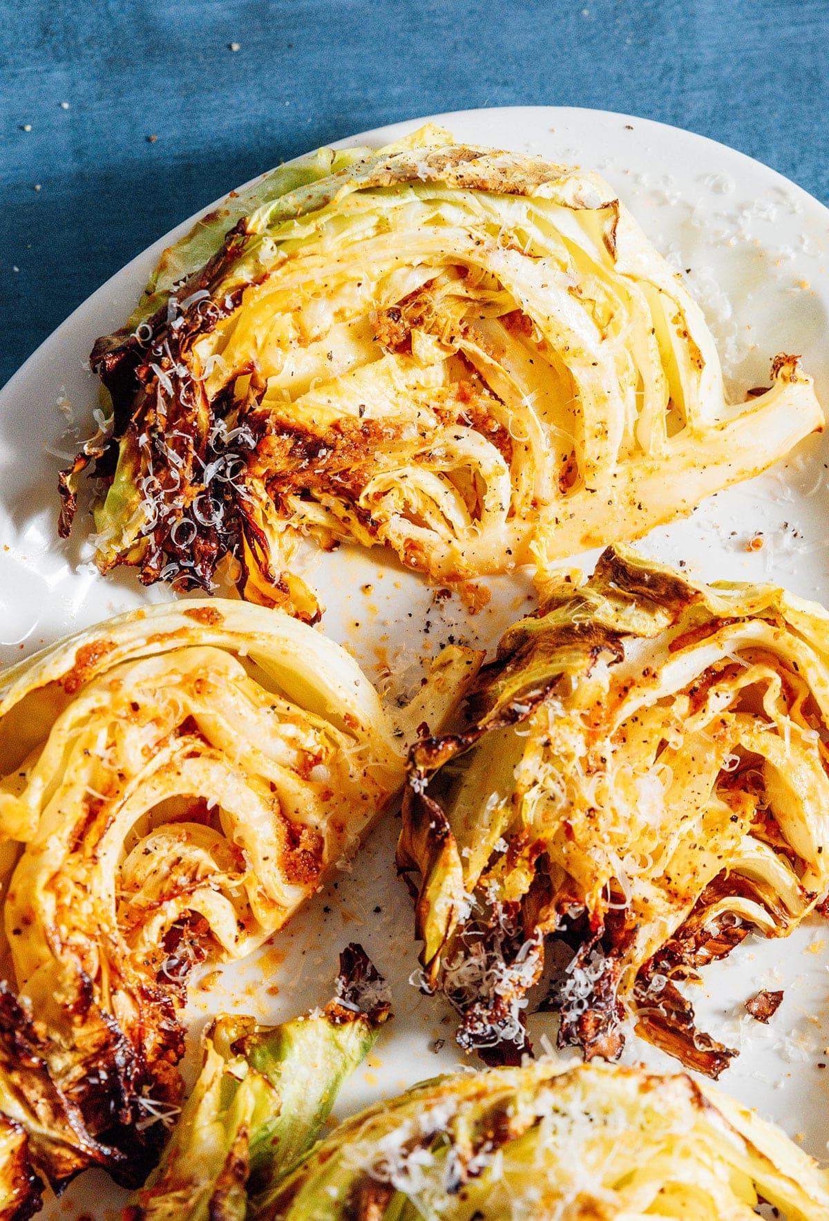 Kohlspalten aus der Heißluftfritteuse auf einer Platte angerichtet.