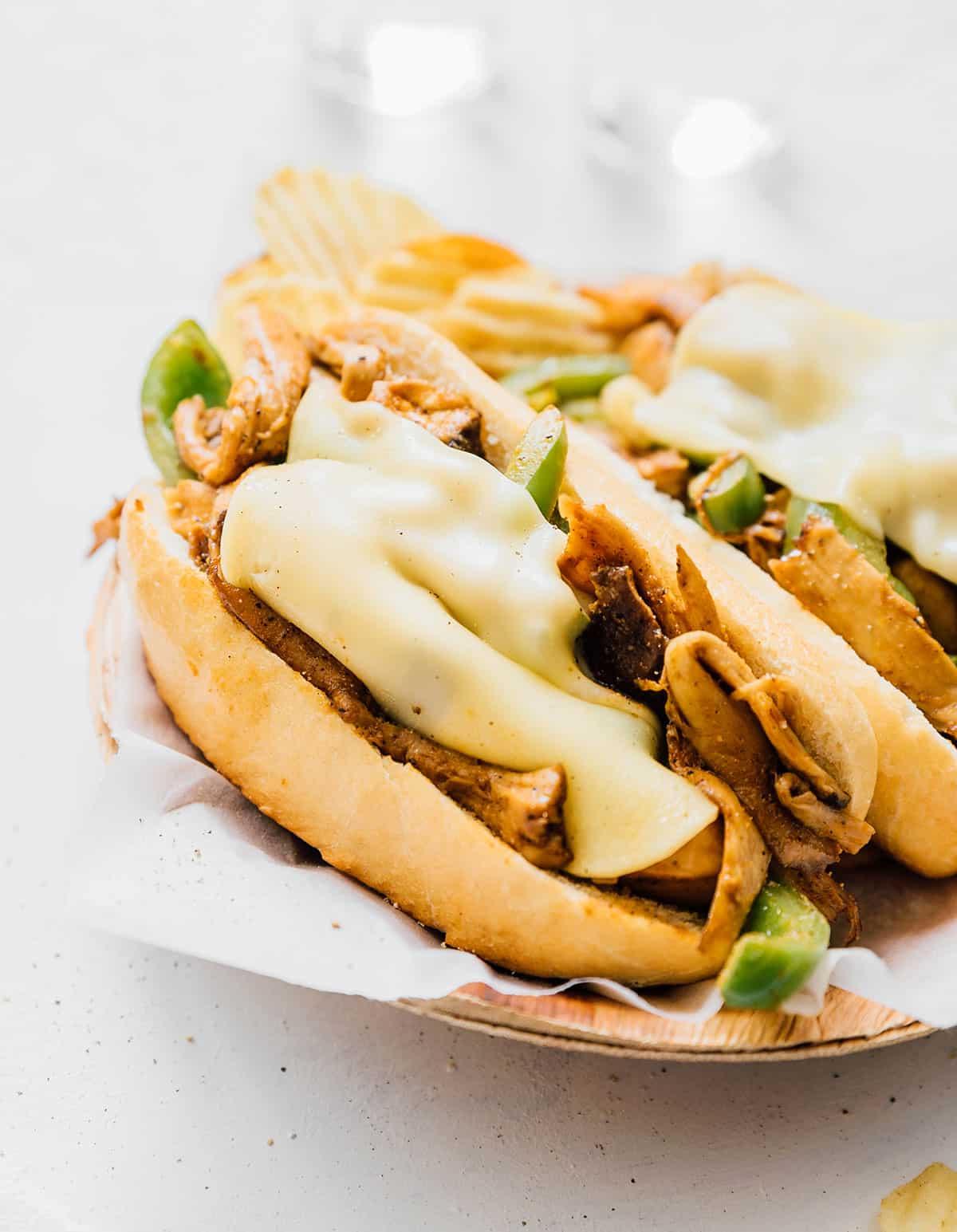Vegetarisches Philly Cheesesteak mit zerzupften Pilzen 10 Mushroom philly cheesesteak