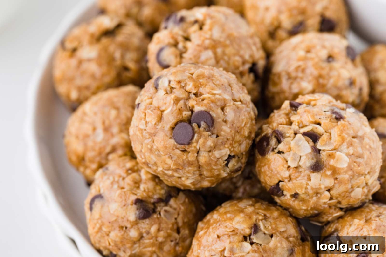 No-Bake Peanut Butter Oatmeal Energy Bites 6 energy bites in a white bowl